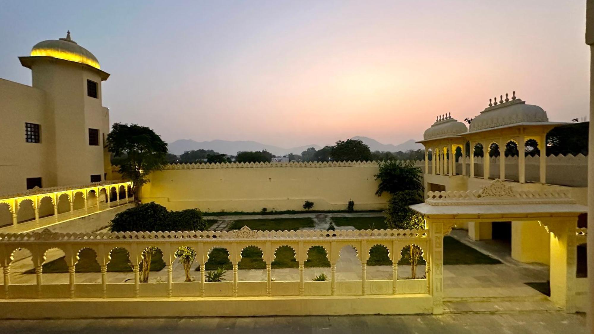 The Burj Resort Luxurious Stay Udaipur Dış mekan fotoğraf