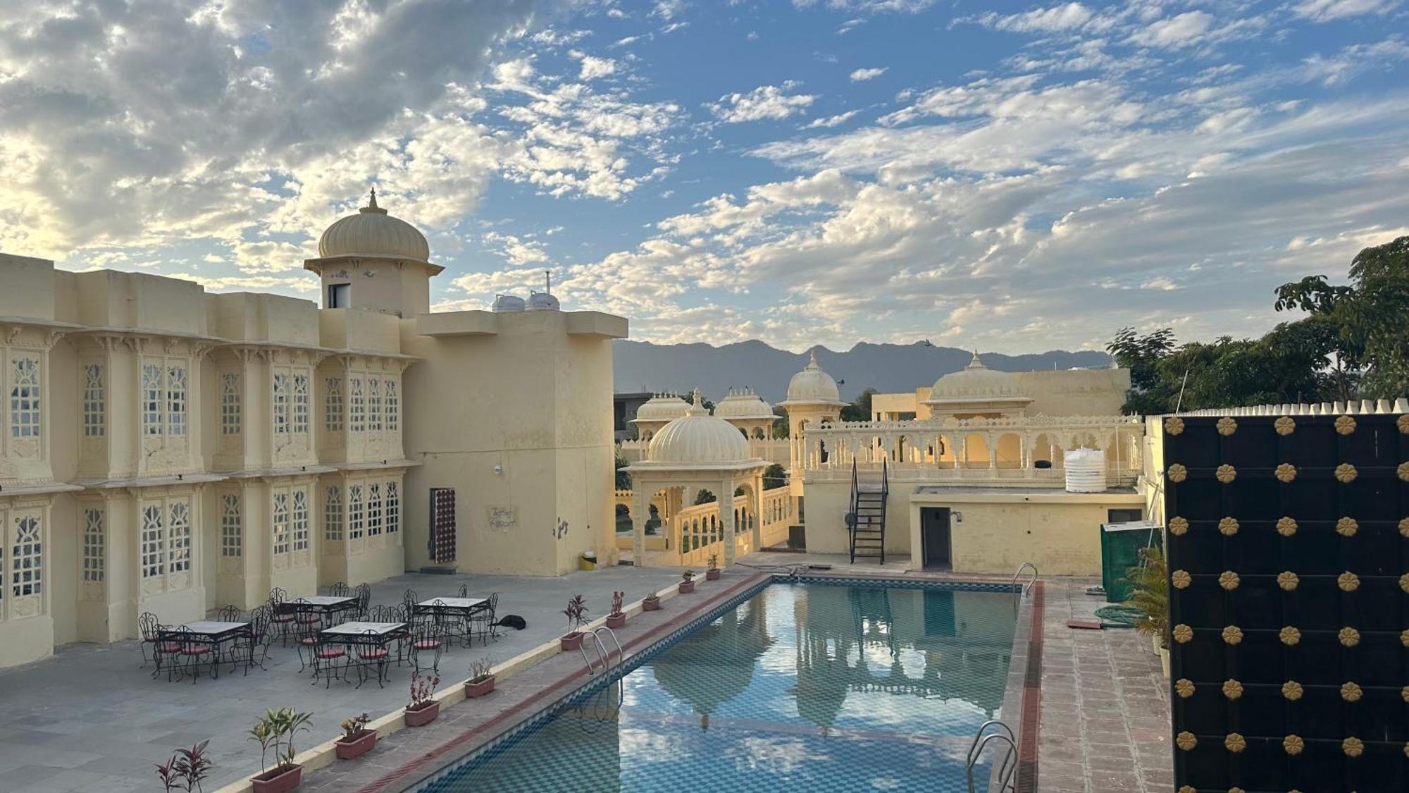 The Burj Resort Luxurious Stay Udaipur Dış mekan fotoğraf